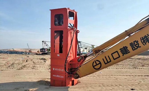 泰安恒大“夯神”高速液壓夯實(shí)機(jī)hc84助力廈門(mén)機(jī)場(chǎng)場(chǎng)地夯實(shí)